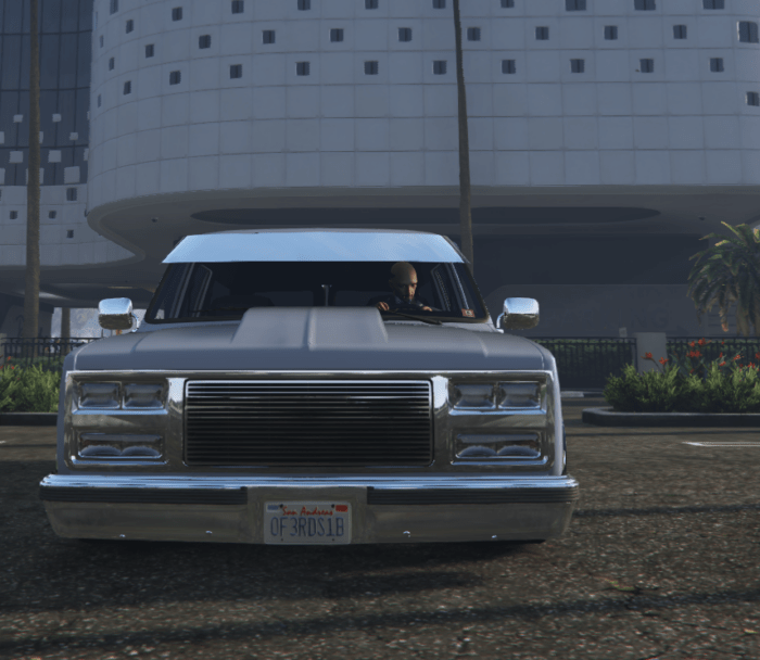 GMC Suburban Slammed - Image 2