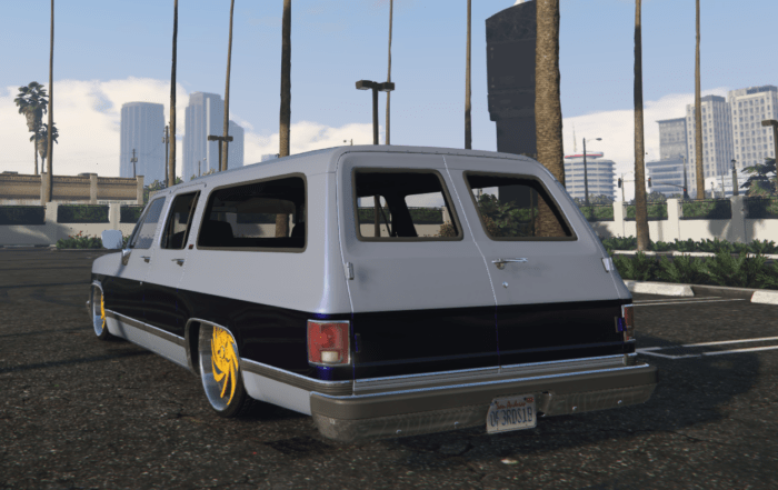 GMC Suburban Slammed - Image 4