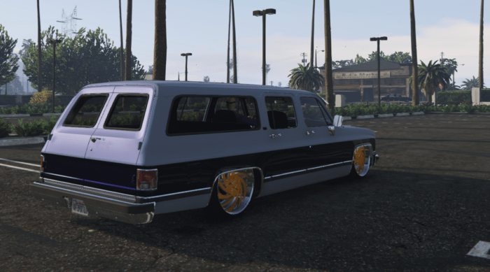 GMC Suburban Slammed - Image 5