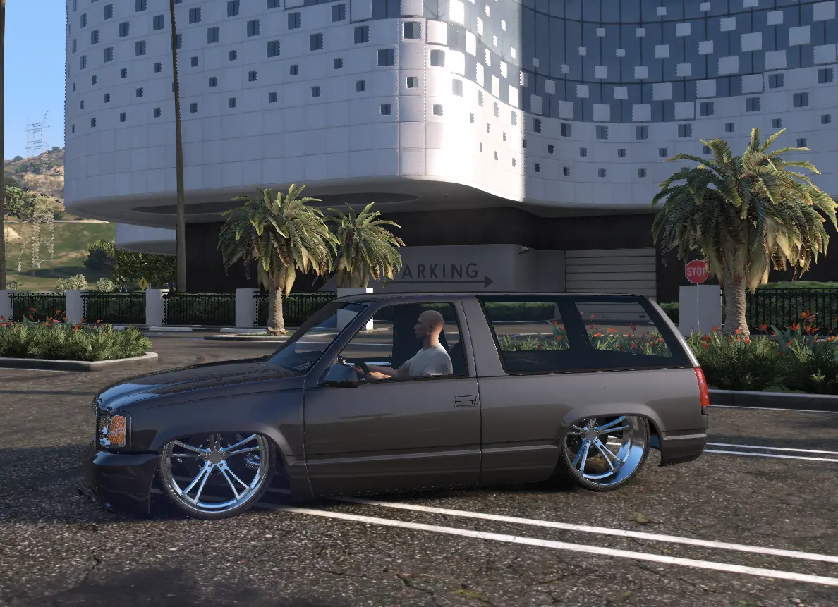 Chevrolet Tahoe Two-Door Custom - Image 2